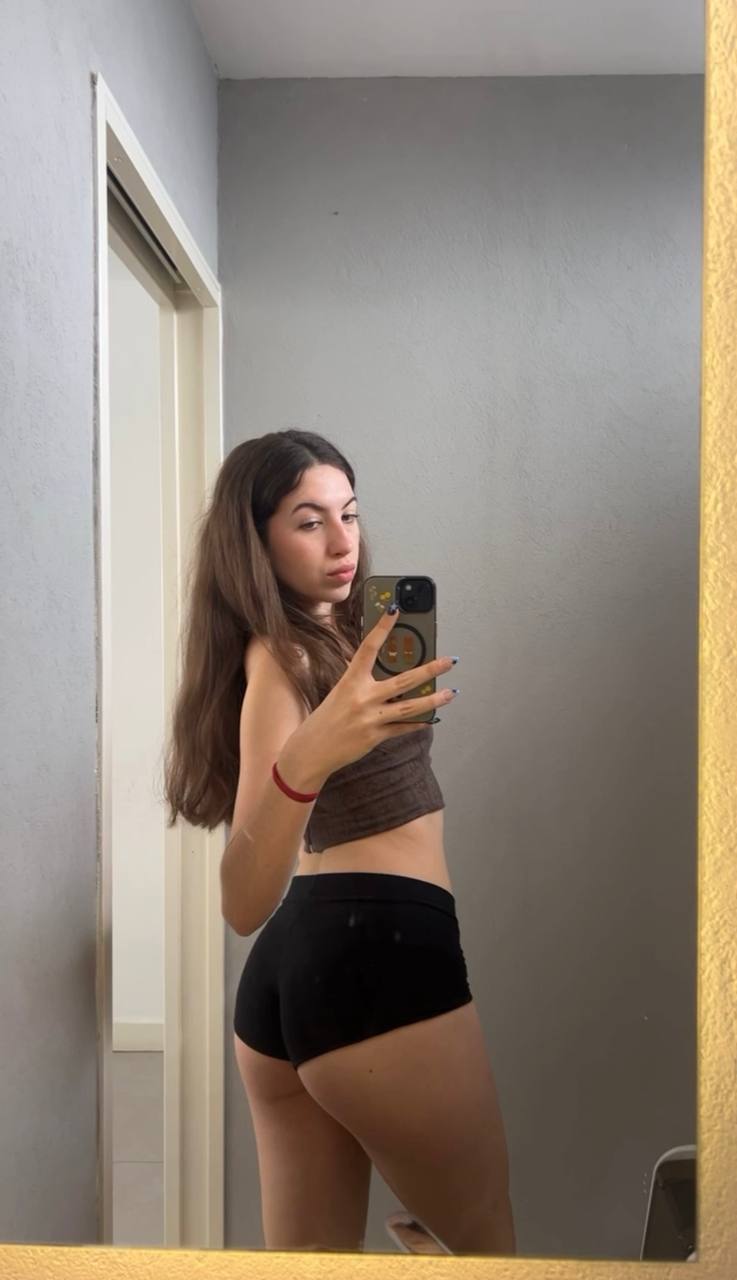 Amber in her underwear in Singapore