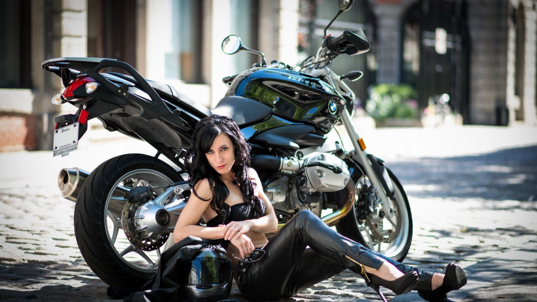 Fresh photos, fresh mood — European women on bikes online in Singapore