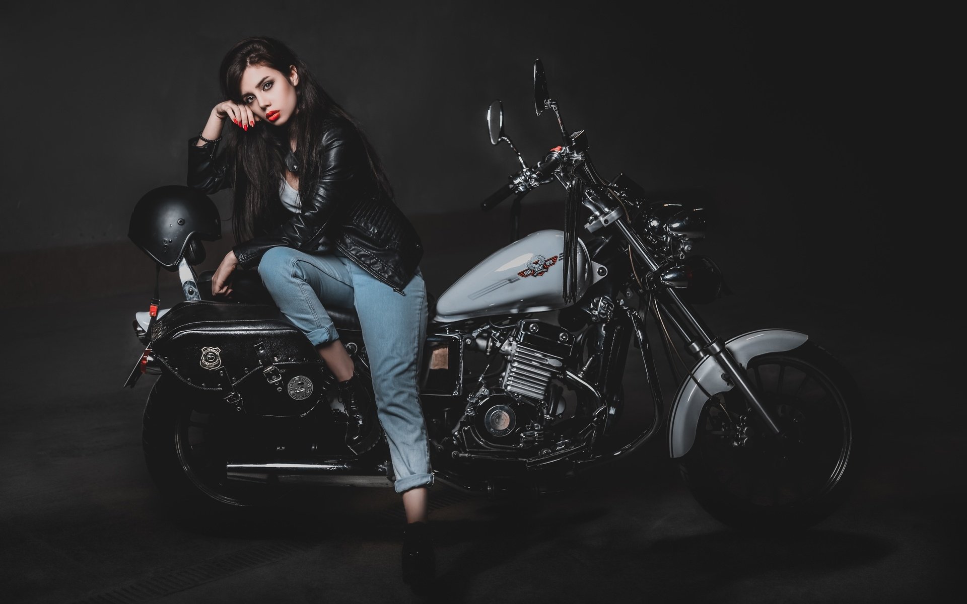 Biker girls: style and drive brings the glow — live moments in Singapore