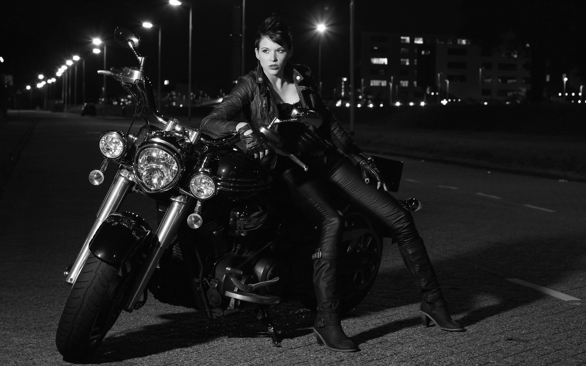 Photo Beautiful girls and motorcycles in Singapore
